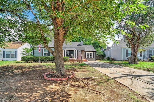 1016 E Cypress St, Altus, OK 73521 - view of front facade featuring driveway and a chimney