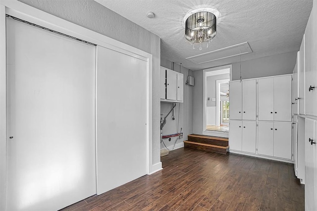 1016 E Cypress St, Altus, OK 73521 - foyer featuring dark wood-type flooring, a textured ceiling, and baseboards