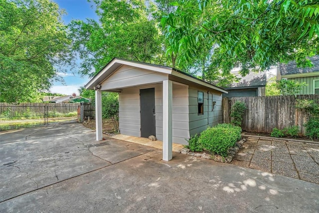 1016 E Cypress St, Altus, OK 73521 - view of outbuilding with a fenced backyard