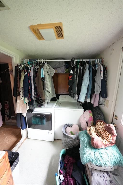 walk in closet with separate washer and dryer