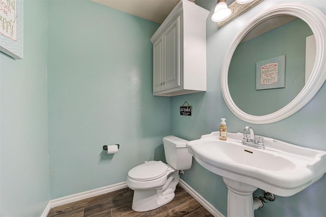 13131 SW 15th St, Yukon, OK 73099 - bathroom with wood finished floors, toilet, baseboards, and a sink