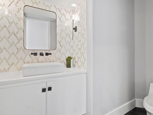 12901 Rivendell Dr, Oklahoma City, OK 73170 - bathroom with toilet, vanity, and baseboards