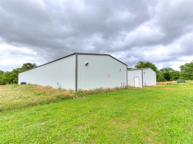 4355 S Midwest Blvd, Guthrie, OK 73044 - view of pole building featuring a lawn