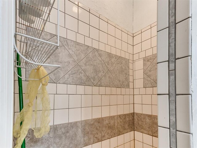 4355 S Midwest Blvd, Guthrie, OK 73044 - bathroom view of tiled shower