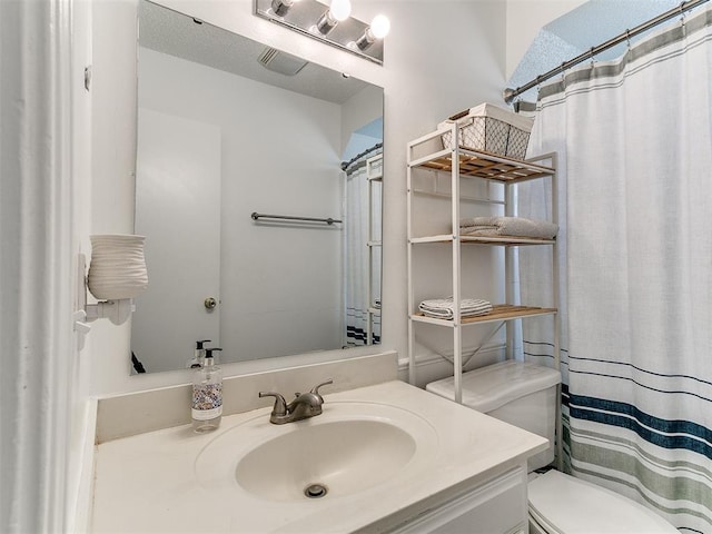 808 Robin Hill Rd, Edmond, OK 73003 - full bathroom featuring toilet, vanity, and a shower with curtain