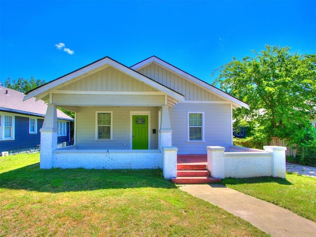 1017 N Broadway Ave, Shawnee, OK 74801 - bungalow-style home featuring a porch and a front yard