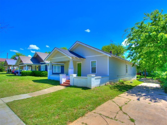 1017 N Broadway Ave, Shawnee, OK 74801 - view of front facade with a front yard and concrete driveway