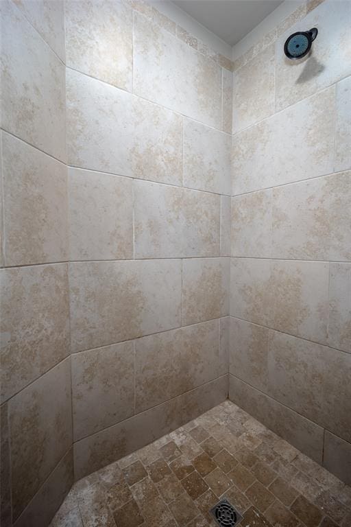7521 Prairie Twyne Dr, Yukon, OK 73099 - full bathroom featuring a tile shower