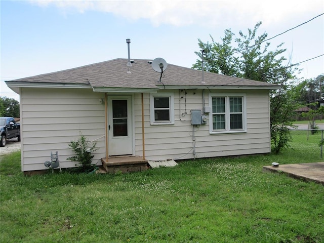 608 W Walnut St, Tecumseh, OK 74873 - rear view of property featuring a shingled roof