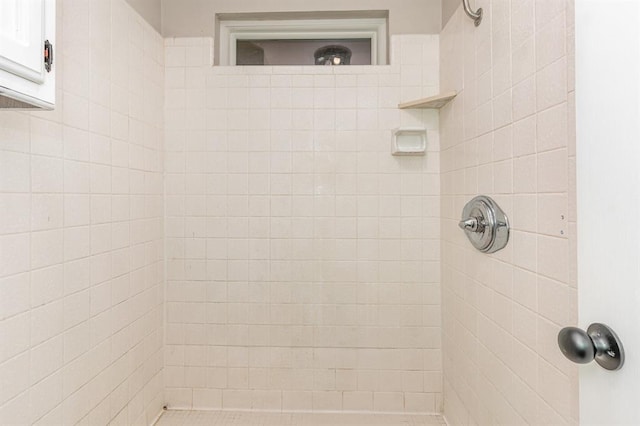 2232 Butternut Pl, Edmond, OK 73013 - bathroom with a tile shower