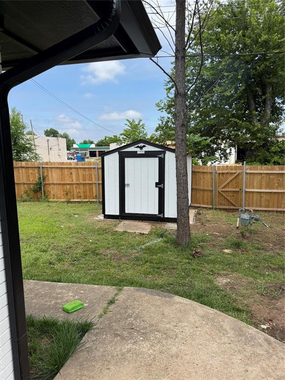 106 Briarwood Crossroads, Moore, OK 73160 - view of yard with a patio
