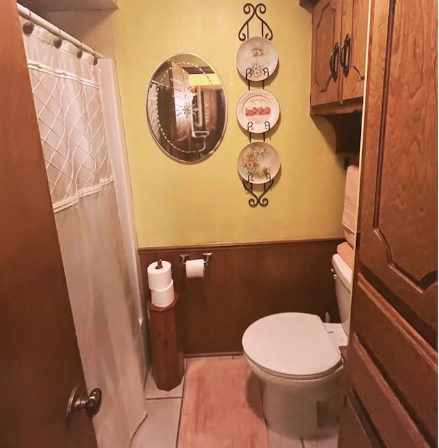12301 US Highway 77, Lexington, OK 73051 - bathroom featuring a wainscoted wall, toilet, tile patterned floors, and curtained shower