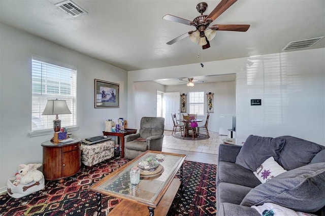 122 Cotton Tail Dr, Shawnee, OK 74804 - living area featuring ceiling fan