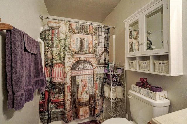 122 Cotton Tail Dr, Shawnee, OK 74804 - full bathroom featuring toilet and a shower with shower curtain