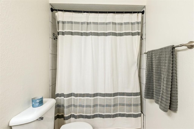 7921 NW 40th St, Bethany, OK 73008 - full bath featuring toilet, a textured wall, and a shower with shower curtain