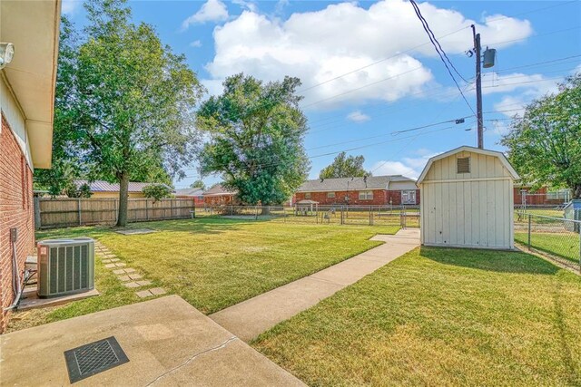 1909 N Flamingo Ln, Altus, OK 73521 - view of yard featuring central AC unit