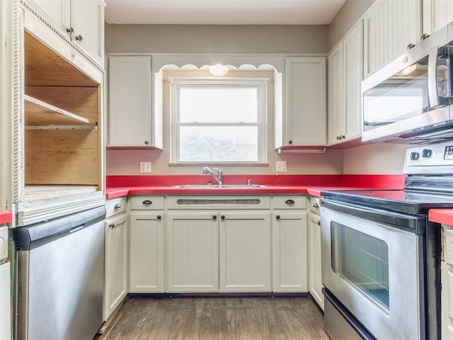 1505 W Blake St, El Reno, OK 73036 - kitchen featuring appliances with stainless steel finishes, a sink, and wood finished floors
