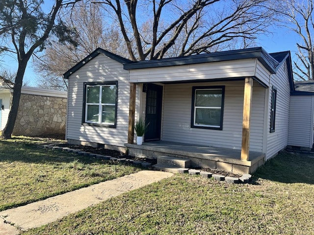 701 Iowa St, Norman, OK 73069 - shotgun-style home featuring a porch and a front lawn