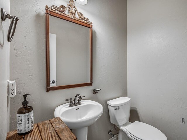 13505 Shady Pine Cir, Edmond, OK 73025 - half bath featuring toilet and a sink
