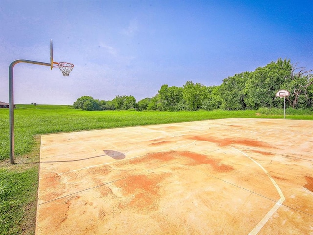 13505 Shady Pine Cir, Edmond, OK 73025 - view of sport court with community basketball court and a yard