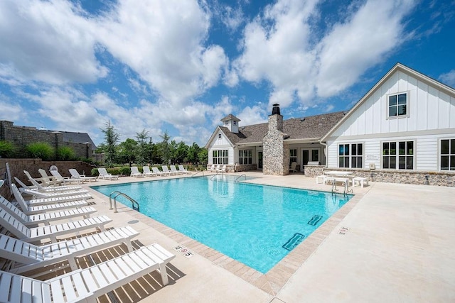 713 Harbor Town Dr, Edmond, OK 73034 - community pool with a patio area