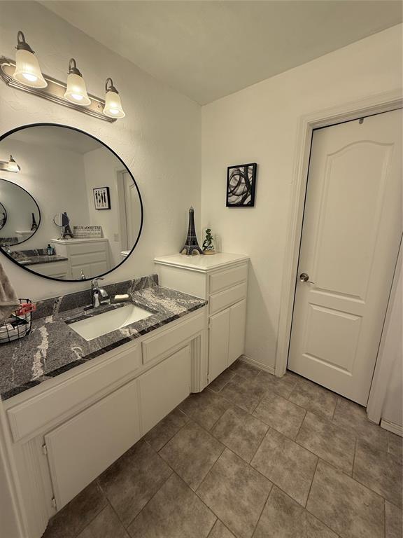 1030 Belmonte Ct, Yukon, OK 73099 - full bath with vanity