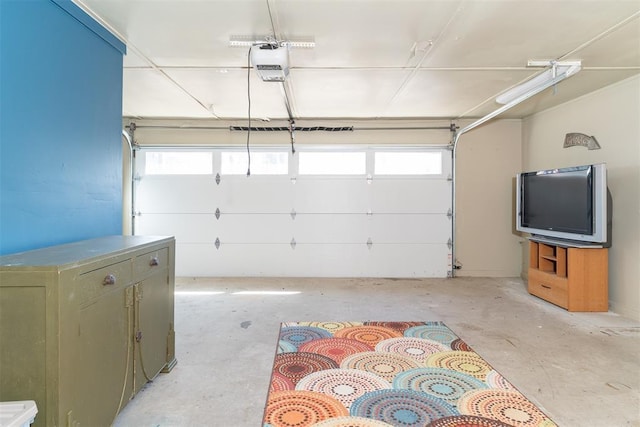 143 Robinson Ln, Ardmore, OK 73401 - garage featuring a garage door opener