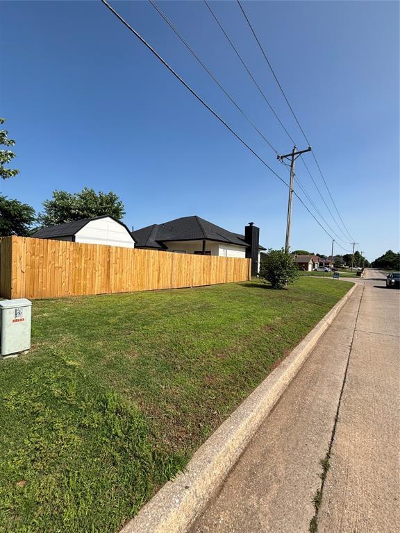 10501 Reiter Dr, Midwest City, OK 73130 - view of yard
