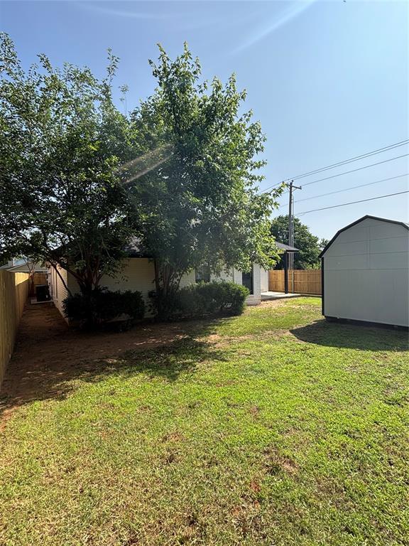 10501 Reiter Dr, Midwest City, OK 73130 - view of yard