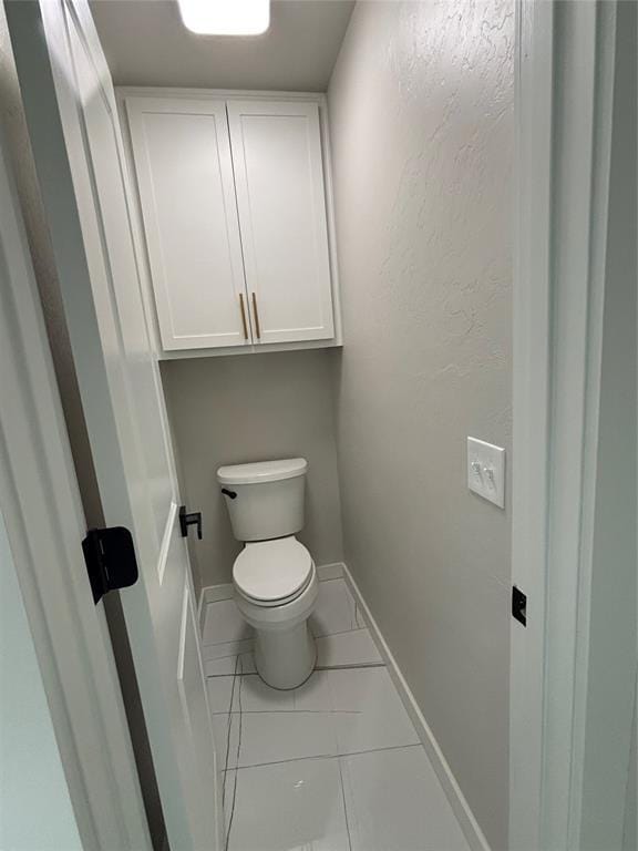 10501 Reiter Dr, Midwest City, OK 73130 - bathroom featuring toilet and baseboards