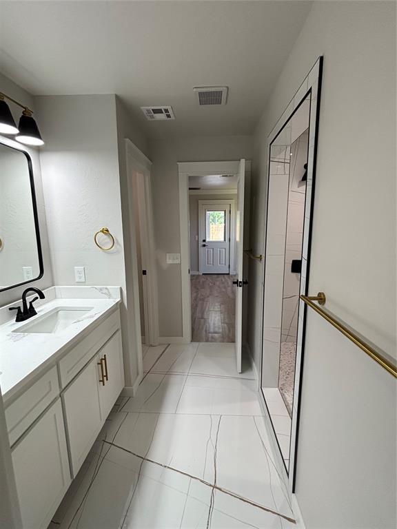 10501 Reiter Dr, Midwest City, OK 73130 - full bath featuring vanity