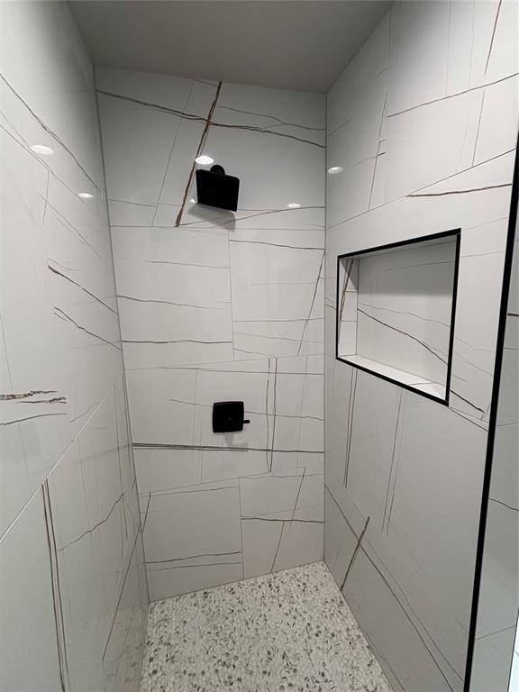 10501 Reiter Dr, Midwest City, OK 73130 - full bath featuring a tile shower