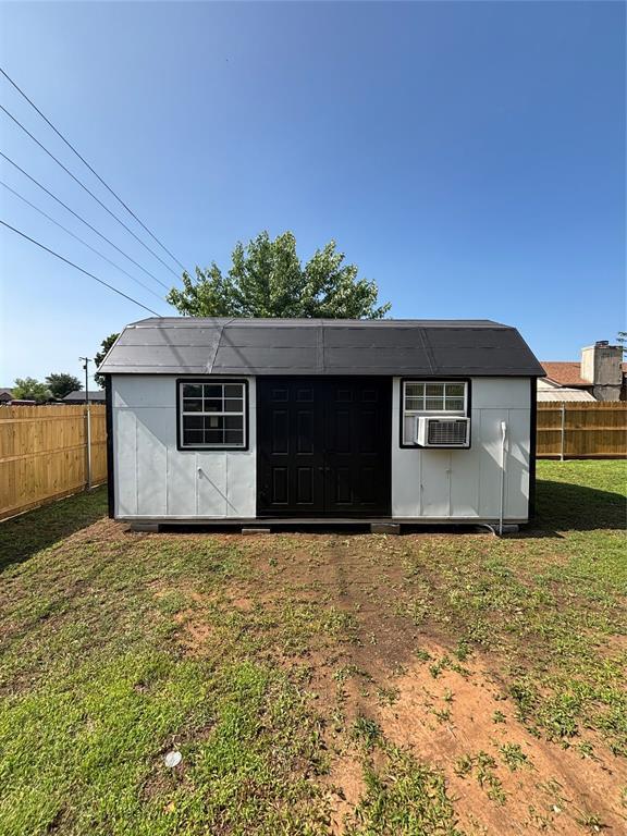 10501 Reiter Dr, Midwest City, OK 73130 - view of front of house with an outdoor structure