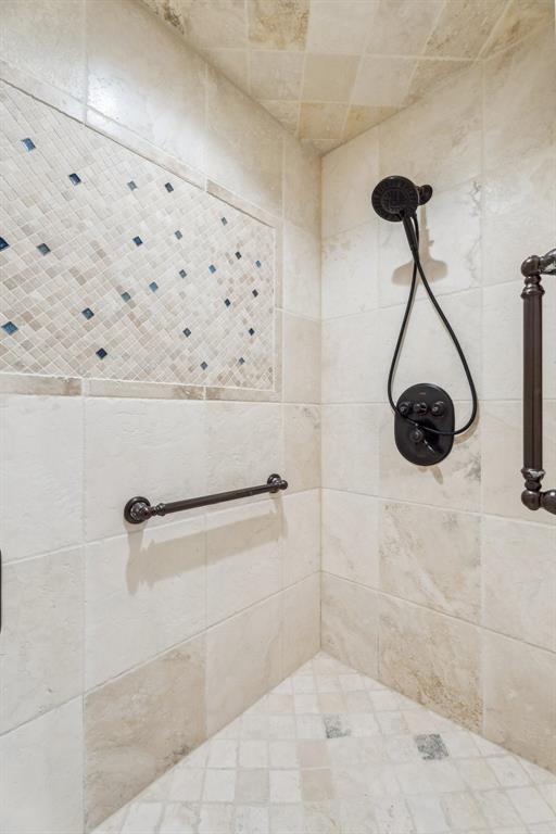 1324 NW 157th St, Edmond, OK 73013 - bathroom featuring a tile shower