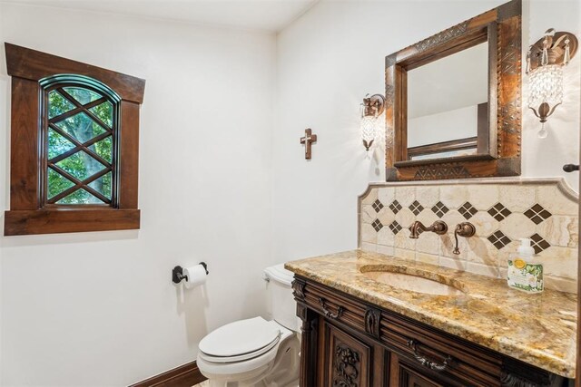 1324 NW 157th St, Edmond, OK 73013 - half bath featuring backsplash, vanity, toilet, and baseboards