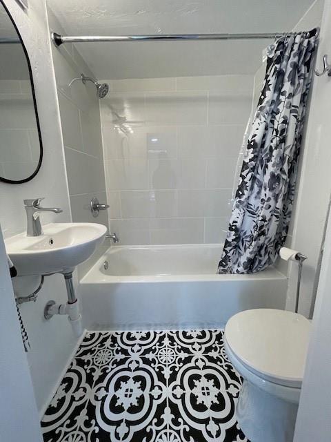 306 E Hughbert St, Norman, OK 73069 - full bath featuring shower / bath combo with shower curtain, toilet, and tile patterned flooring