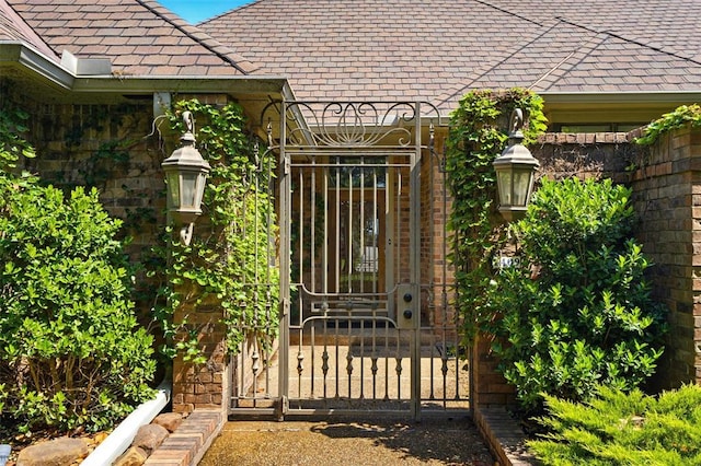 1409 Glenbrook Ter, Nichols Hills, OK 73116 - view of gate