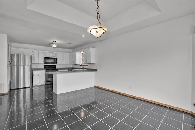 1101 Wendy Ln, Altus, OK 73521 - kitchen with stainless steel appliances, baseboards, white cabinetry, a peninsula, and a sink