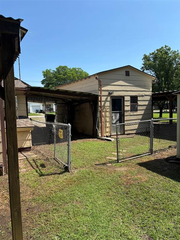 316 N Crenshaw St, Wayne, OK 73080 - view of side of property