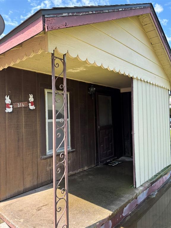 316 N Crenshaw St, Wayne, OK 73080 - view of property entrance