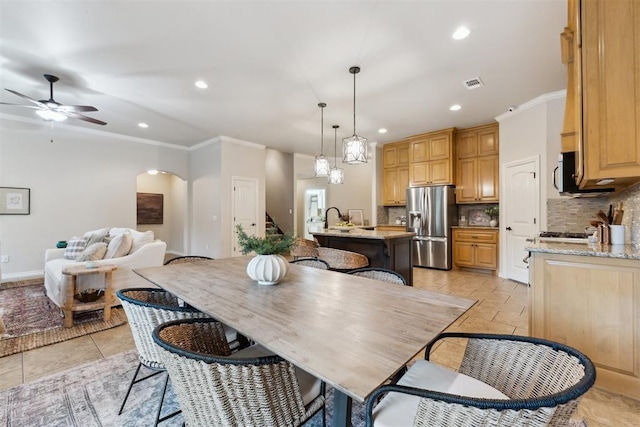 4932 Mahogany Dr, Edmond, OK 73025 - dining space with ceiling fan, recessed lighting, crown molding, arched walkways, and baseboards