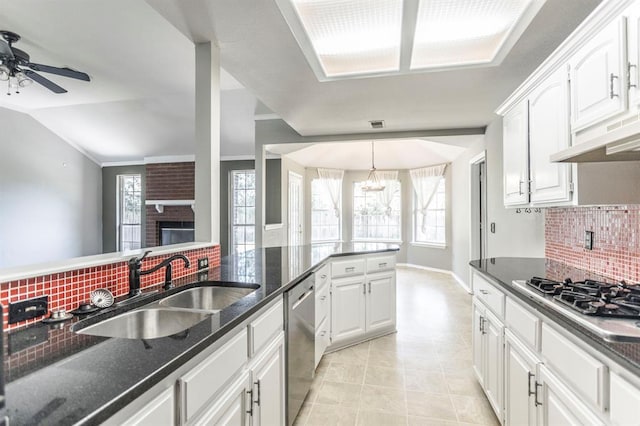 3305 Outpost Cir, Norman, OK 73072 - kitchen with appliances with stainless steel finishes, a sink, tasteful backsplash, a chandelier, and vaulted ceiling