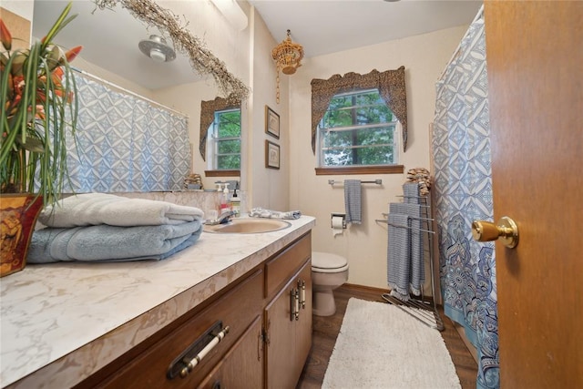 1392 Robin Hood Rd, Eufaula, OK 74432 - bathroom with vanity, toilet, wood finished floors, a shower with curtain, and baseboards