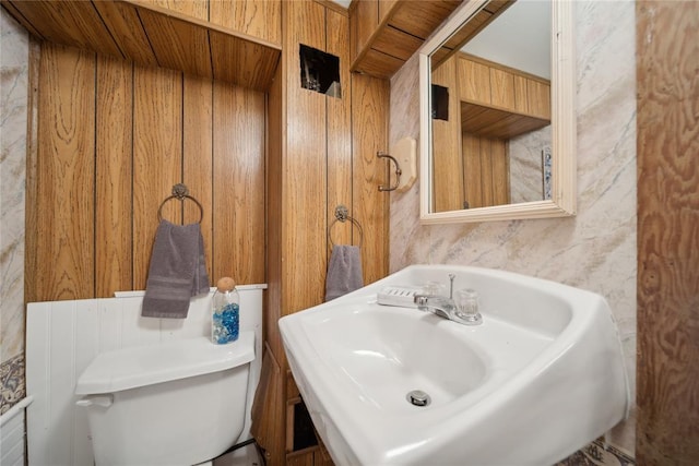 1392 Robin Hood Rd, Eufaula, OK 74432 - half bathroom featuring toilet and a sink