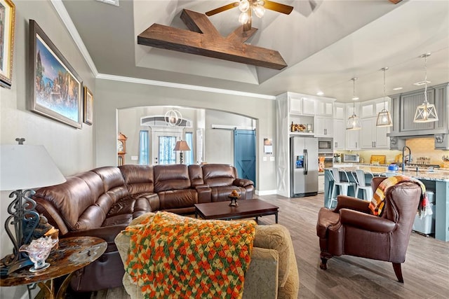 4813 Hidalgo Ave, Mustang, OK 73064 - living area with arched walkways, wood finished floors, a ceiling fan, recessed lighting, and ornamental molding