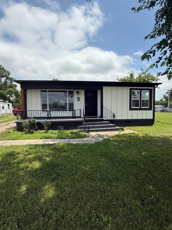 1707 N Louisa Ave, Shawnee, OK 74804 - ranch-style house featuring a front lawn, board and batten siding, and a porch