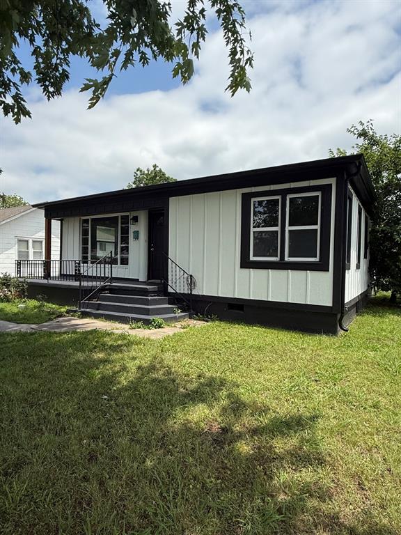 1707 N Louisa Ave, Shawnee, OK 74804 - view of front of house featuring a front lawn and covered porch