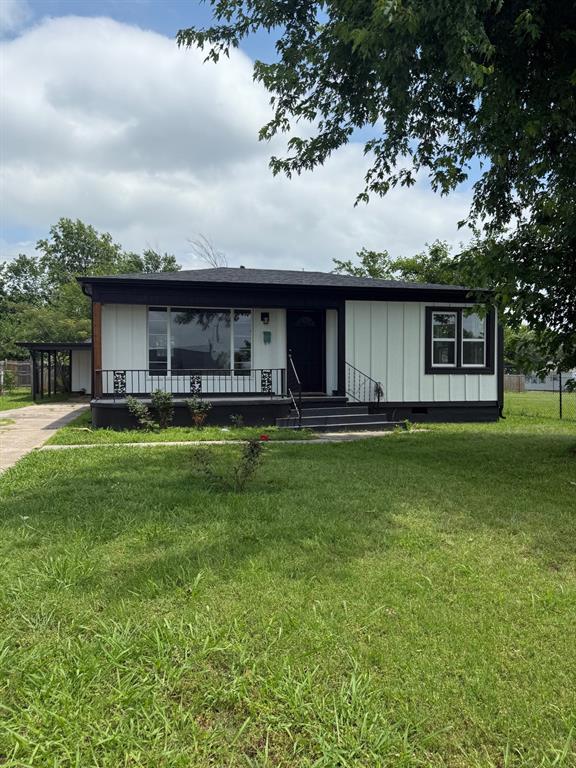 1707 N Louisa Ave, Shawnee, OK 74804 - view of front facade with a front yard, board and batten siding, and a porch