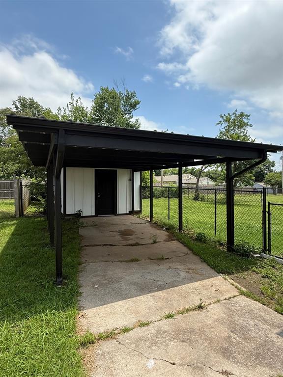 1707 N Louisa Ave, Shawnee, OK 74804 - view of parking featuring concrete driveway and a carport