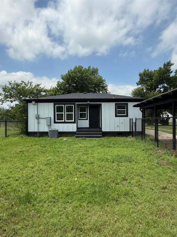 1707 N Louisa Ave, Shawnee, OK 74804 - view of front of property with board and batten siding and central AC